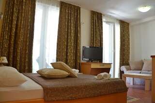 Отель Hotel Salute Budva Будва Номер с кроватью размера «king-size» и балконом-1