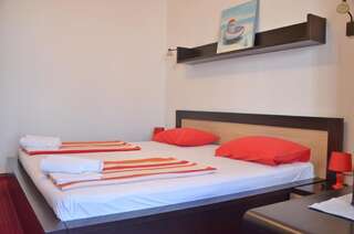 Отель Hotel Salute Budva Будва Трехместный номер с террасой-5